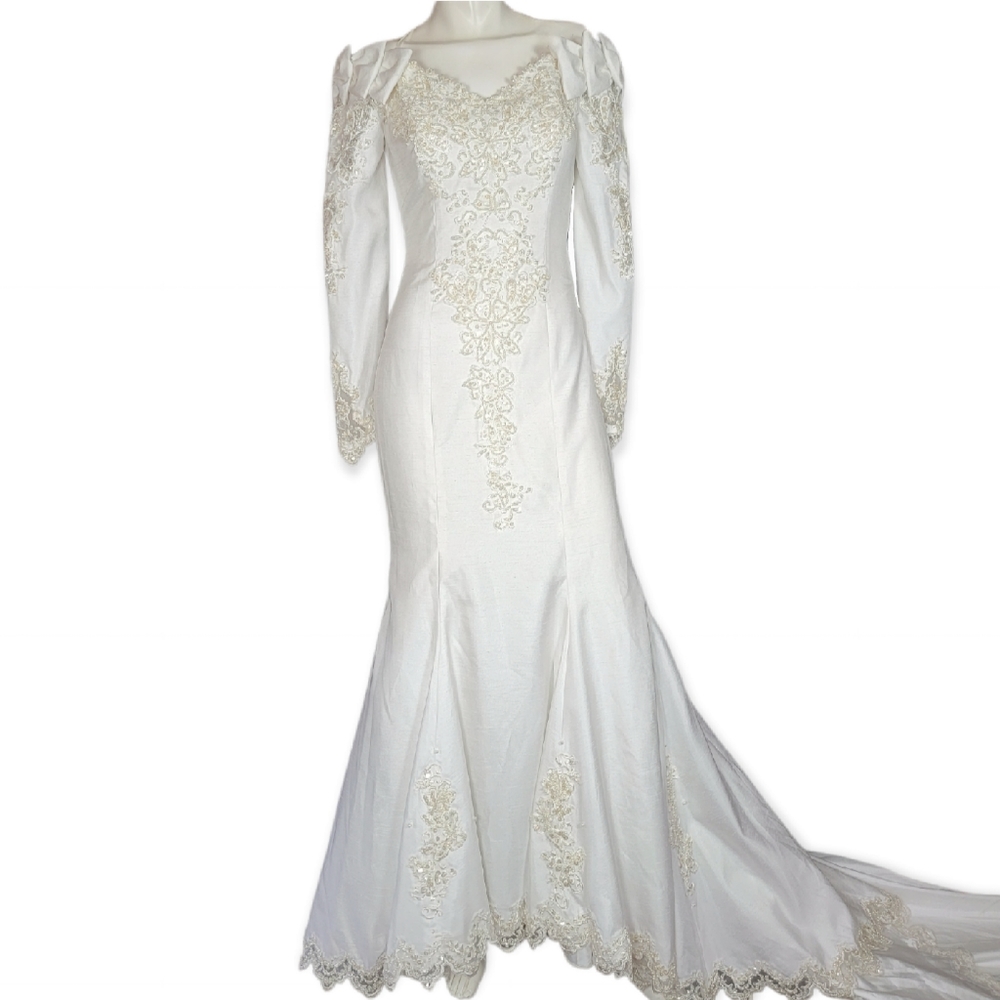 Sweetheart Gowns Trumpet Off Shoulder with Bows & Beaded Cream Lace Gown, EUC,12